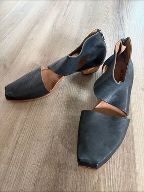 Black Cutout Low Heel Pumps - CYDWOQ